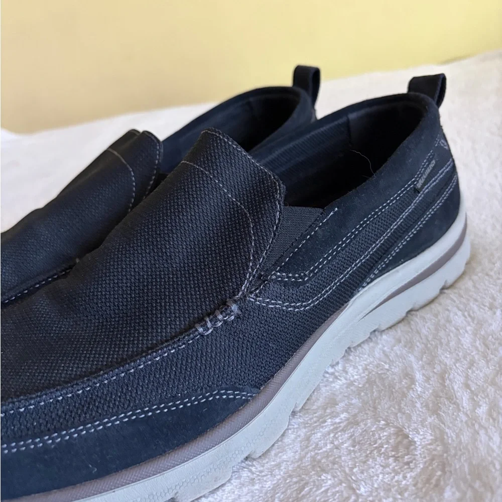 Skechers Relaxed Fit Men's Black‎ and Gray Slip-On Loafers Sz 14